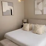 Landlord 71 - Private Balcony 度假居 *
